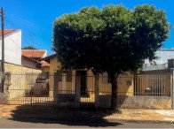 Casa com 4 quartos, 2 banheiros e 1 vaga de garagem