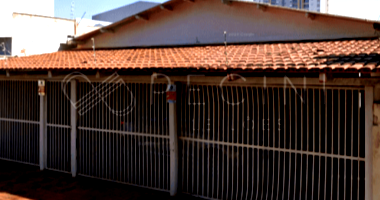 Duas casas residenciais com 6 quartos e 3 banheiros, área 269,79m², imóvel ocupado