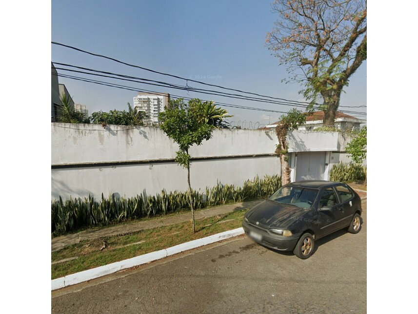 Terreno com benfeitorias em leilão