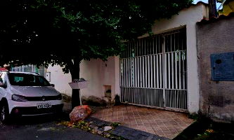 Casa com 2 quartos, 1 banheiro, 1 garagem e varanda, área construída 45.3m²