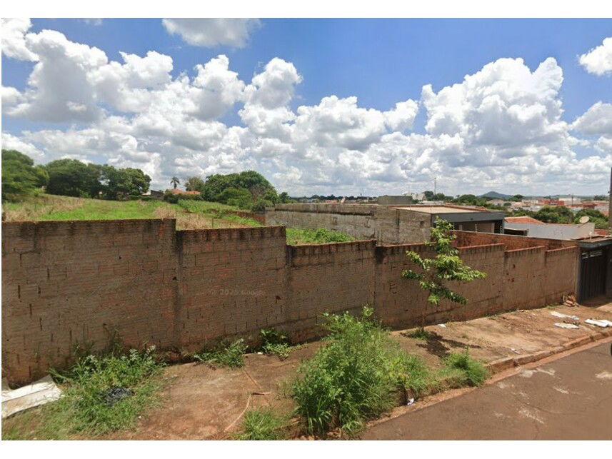 Terreno amplo e desocupado em Morro Agudo - 894,98 m²
