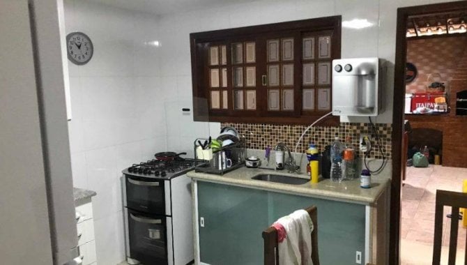Casa em condomínio com 2 quartos e 2 vagas de garagem