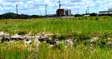 Terreno amplo de 450m² em condomínio fechado, desocupado
