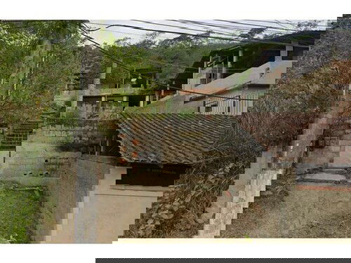 Casa com 99m² construídos em terreno de 968m² - Ocupado