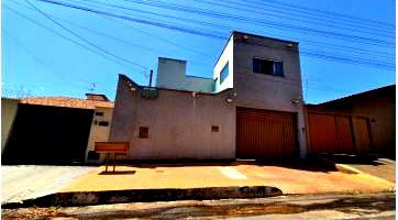 Casa Padrão com 3 quartos, 2 banheiros e 1 vaga de garagem, ocupada