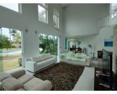 Casa de alto padrão com 4 suítes, lazer e 586m²