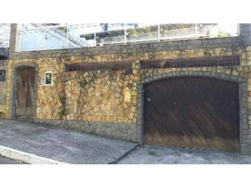 Casa com 278m² de área construída, 1 vaga, ocupada