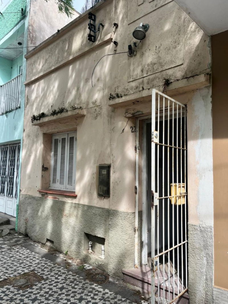 Casa antiga com terreno 4,85x30,65m, 2 aberturas, desocupada