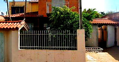 Casa residencial com 3 quartos, 2 banheiros e 2 vagas, área construída 297,9m²