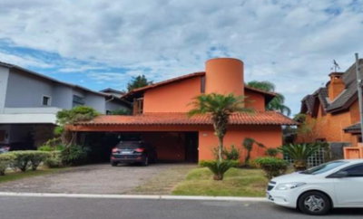 Casa em Condomínio com 396m²