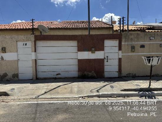 Casa com 2 quartos, 2 banheiros e 1 vaga de garagem em Petrolina