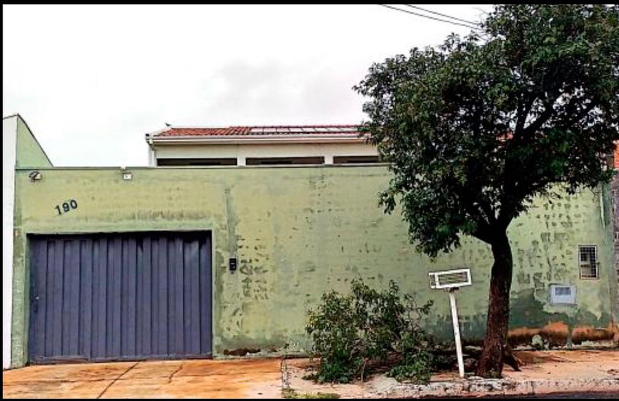 Sobrado com 3 quartos, 2 banheiros, piscina e garagem para 2 carros