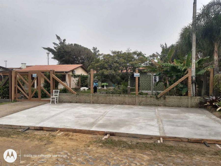 Casa com 3 quartos, 2 banheiros e 1 vaga, área construída 117m²