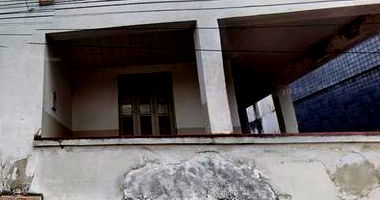 Casa com depósito e dois barracões em 548m², estado ruim