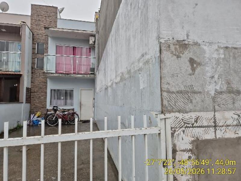 Casa com 2 Quartos em Condomínio Fechado