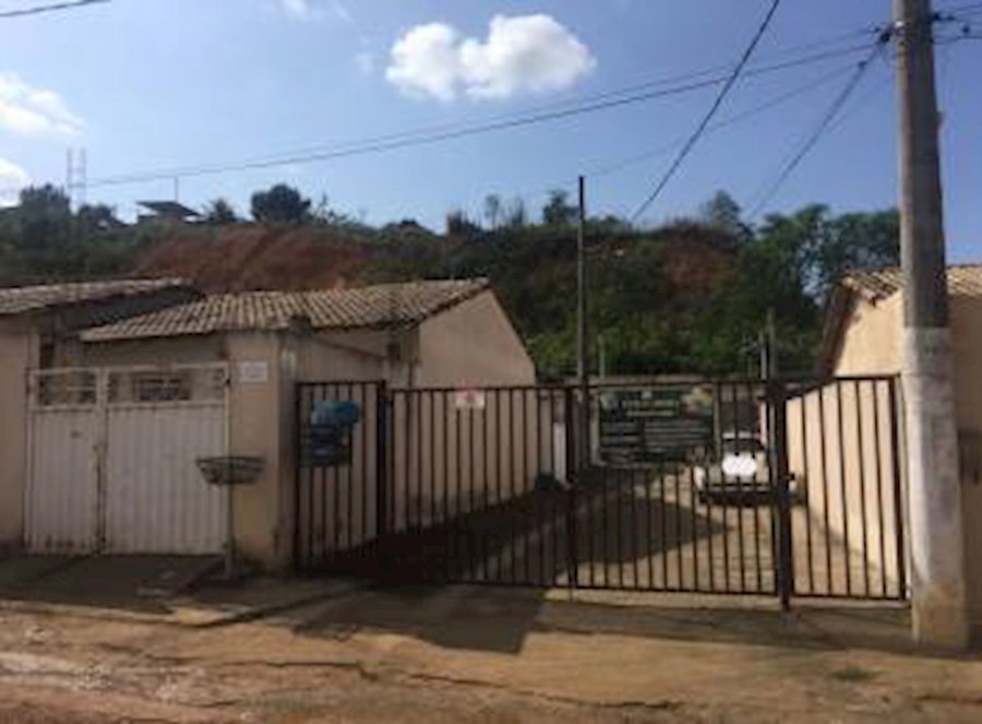 Casa em condomínio com 52,8m², ocupada, lance inicial R$179.000