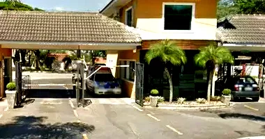 Casa com 3 dormitórios e 1 suíte em condomínio