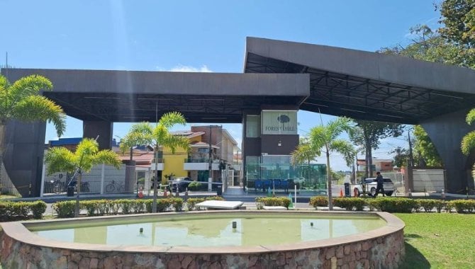 Casa em Condomínio com 4 quartos e 5 banheiros -
