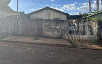 Casa ocupada com 2 quartos em terreno residencial