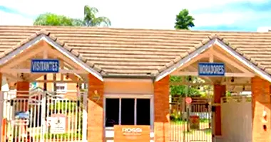 Sobrado com 3 Suítes e Amplo Terreno em Condomínio Fechado