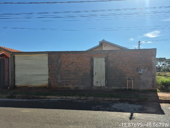 Casa com 2 Quartos e 1 Vaga em Monte Alegre de Minas