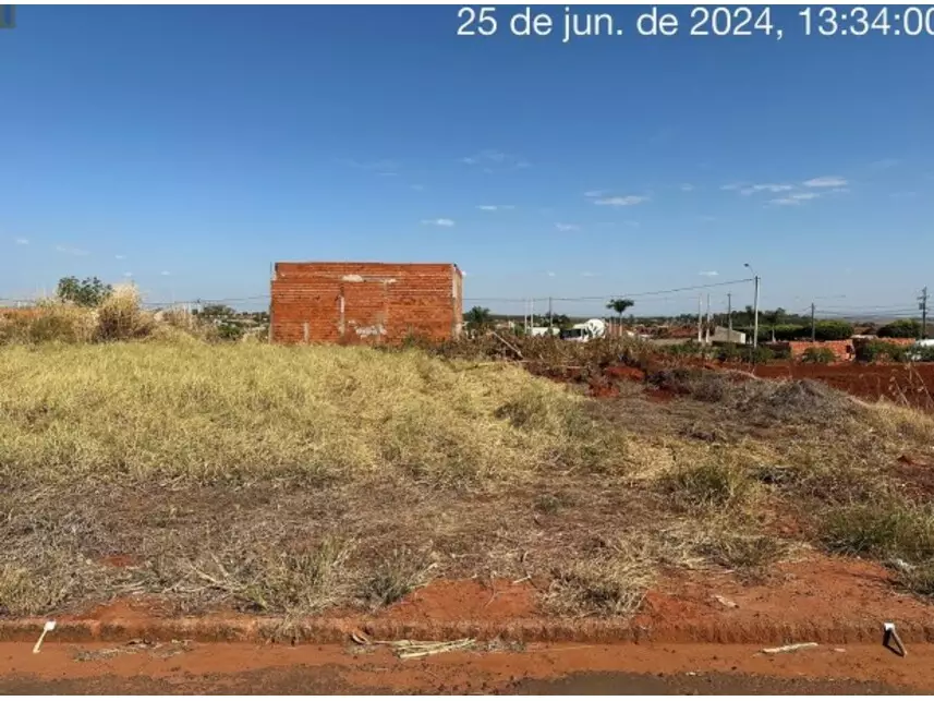 Terreno desocupado com 150m² em área central, ideal para construção