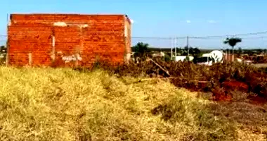 Terreno desocupado com 150m² em área central, ideal para construção