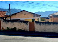 Casa com 94,14m², edícula 6,10m², terreno 357,25m², necessita reforma