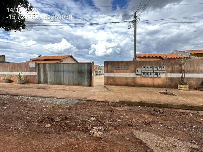 Casa com 2 quartos, varanda e 1 vaga de garagem