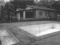 Chácara ocupada com casa, piscina e galpões