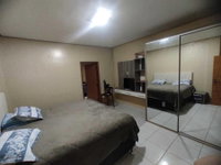 Casa com 3 quartos, 2 banheiros, 2 vagas, 210m² construída, ocupada