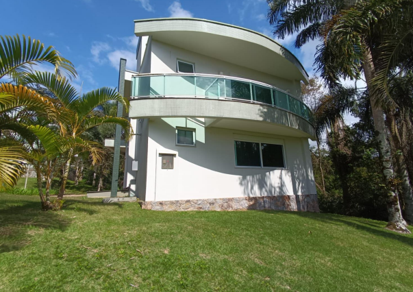 Casa com 4 quartos, 2 banheiros, 4 vagas e 203,57 m² construída, ocupada