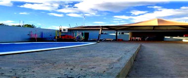 Área de Lazer Ocupada com Piscina e Churrasqueira