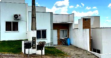 Casa aconchegante com 2 quartos, varanda e 120m² de terreno