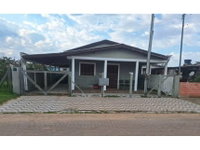 Casa com 1 vaga de garagem, 300m² de terreno e 196m² construída