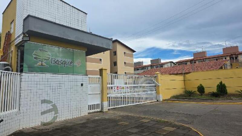 Apartamento com 2 quartos e varanda em condomínio