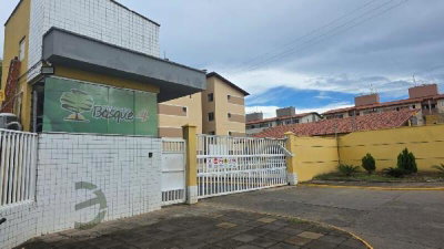 Apartamento com 2 quartos e varanda em condomínio