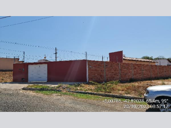 Casa com 2 Quartos e 2 Vagas em Teresina