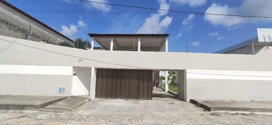 Casa padrão com 5 quartos, 5 banheiros e 1 vaga, ocupada