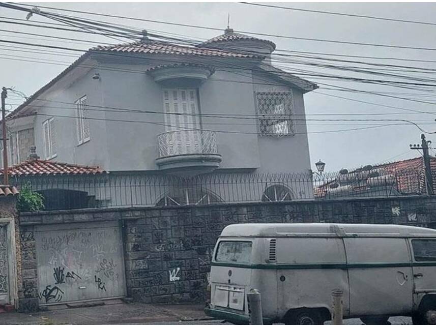 Casa em leilão com 374m² construída e 300m² de terreno