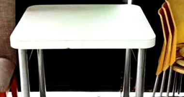 Mesa e Cadeiras em Bom Estado para Leilão