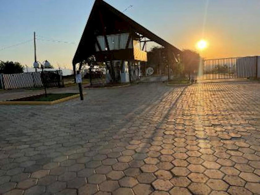 Casa de Condomínio Desocupada com 450 m² em Paulicéia/SP
