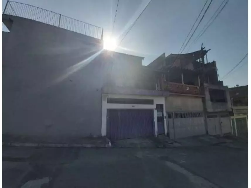 Casa em Leilão com 275m² Construída e 189m² de Terreno