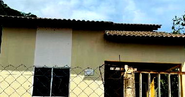 Casa com 2 quartos, 2 banheiros, varanda e 1 vaga de garagem