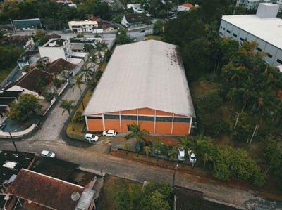 Terreno amplo com edificação e galpão em Blumenau/SC