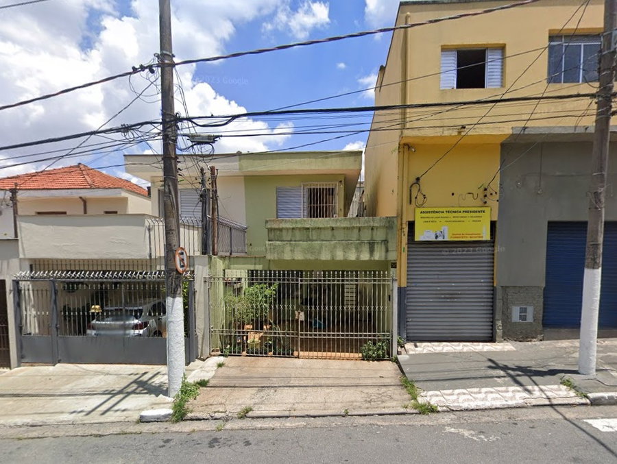 Terreno com Edificação Residencial de 2 Pavimentos