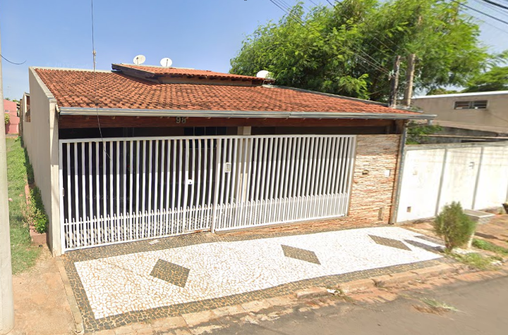 Casa ampla com 3 dormitórios, área gourmet e garagem