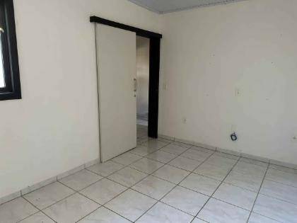 Casa desocupada com 3 quartos, 2 banheiros e 95 m² construída