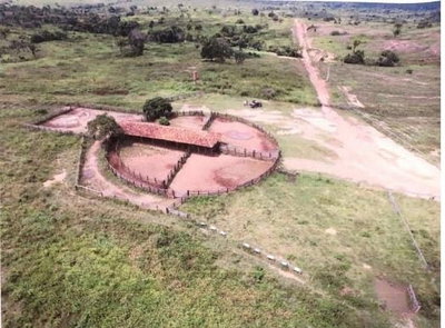 Fazenda rural com 2.426 ha, casa e curral equipado