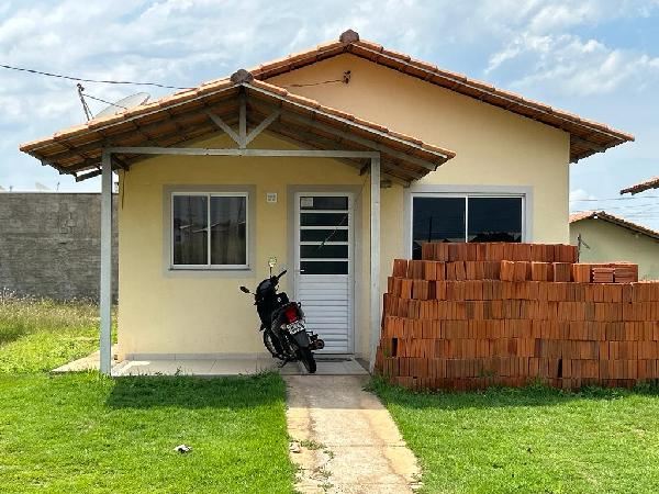 Casa com 2 quartos, banheiro, área de serviço e cozinha, 45,96m² construída